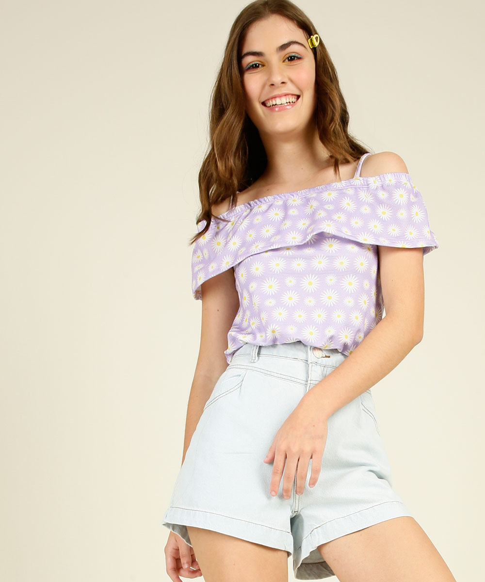 blusa-floral-colecao-capricho-marisa Garota usando top ciganinha lilás floral e short jeans da coleção da CAPRICHO com a Marisa
