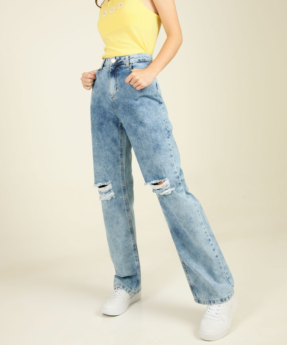 calca-jeans-colecao-capricho-marisa Garota usando calça wide leg jeans da coleção da CAPRICHO com a MARISA com tênis branco