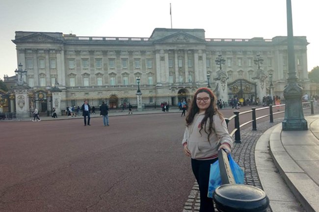 Como é morar em um internato no interior da Inglaterra? Foto de Marine, da Galera CH, em frente ao Buckingham Palace