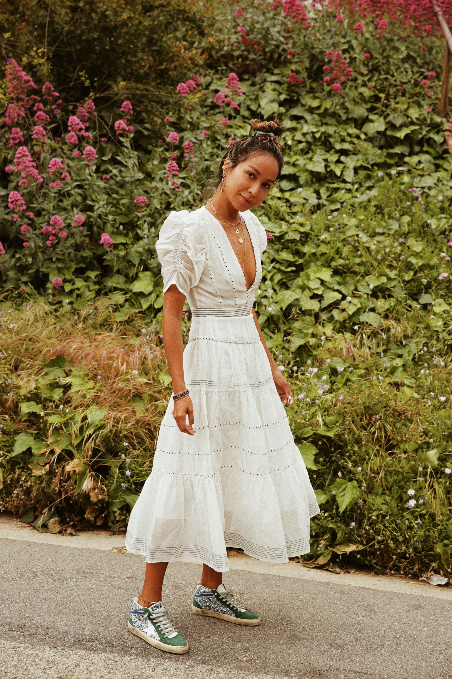 look-vestido-branco Garota usando vestido branco longo com tênis em fundo com plantas
