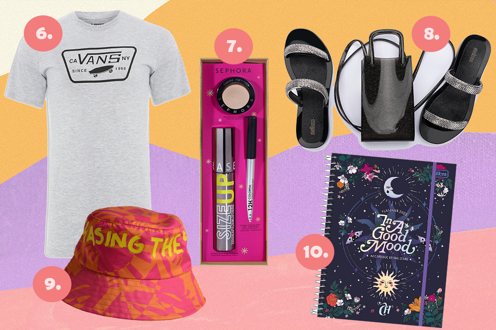 Montagem com cinco sugestões de presente de Natal em fundo amarelo, lilás e rosa. Tem uma camiseta da Vans, um kit de maquiagem da Sephora, uma rasteirinha com bolsa pretas da Melissa, um bucket hat rosa e um planner 2022 da CAPRICHO.