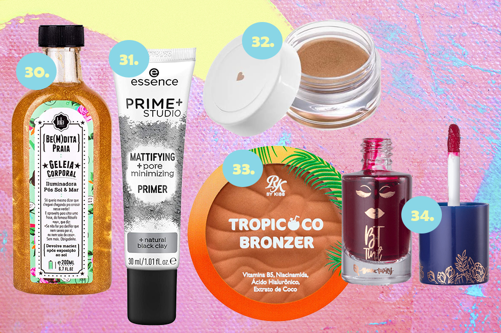 produtos-beleza-verao-maquiagem-02 Montagem em fundo rosa, amarelo e azul com cinco produtos de beleza para o verão. Creme iluminador para corpo, primer de rosto, iluminador, bronzer de rosto e lip tint.