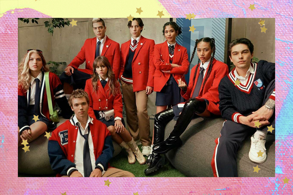 Elenco de Rebelde em foto promocional usando o uniforme do colégio.