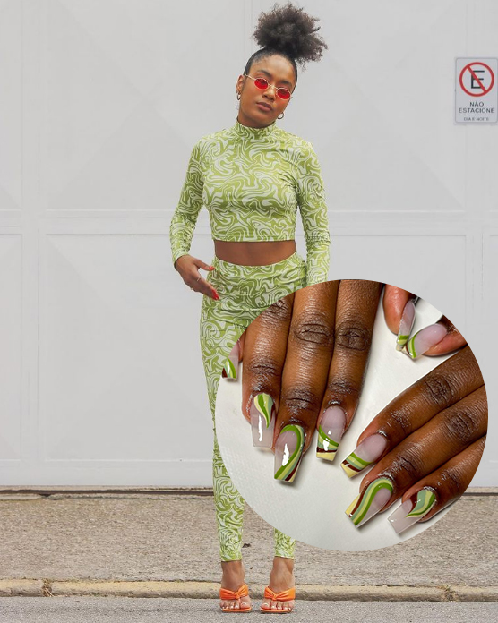 unha-estampa-psicodelica-look-anos-70 Montagem de garota usando top cropped e calça em estampa psicodélica verde e, em um círculo, foto de uma mão com unhas que possuem traços abstratos verdes