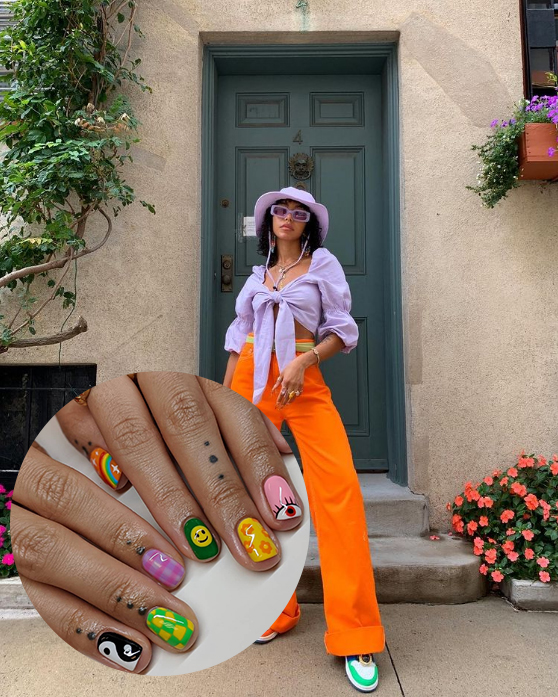 unhas-divertidas-look-color-block Montagem de garota usando look color block com chapéu e top cropped lilás e calça laranja. Em um círculo, há uma mão com unhas que possuem desenhos divertidos em cada dedo