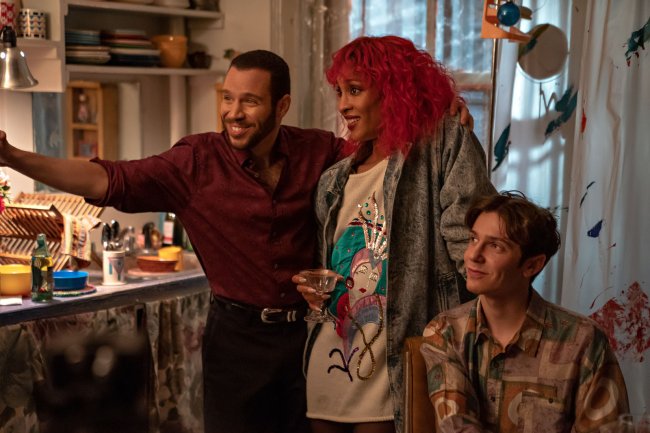 Conheça MJ Rodriguez, primeira atriz trans a vencer um Globo de Ouro MJ Rodriguez no filme Tick, Tick... Boom!. Ela tem o cabelo rosa racheado, usa uma camiseta descolada e uma jaqueta jeans. Ela segura um drink e está em uma festa, no centro de dois amigos