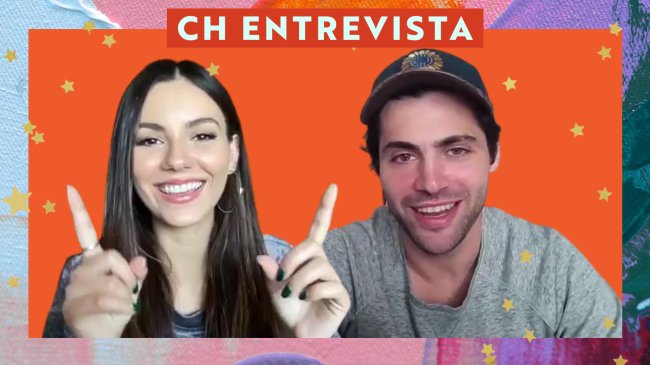 Colagem com capturas de tela de Victoria Justice e Matthew Daddario sorrindo em frames de entrevista para CAPRICHO; eles estão em um fundo laranja com margem de textura de tintas nas cores azul, rosa, roxo, verde e lilás com estrelas amarelas como decoração