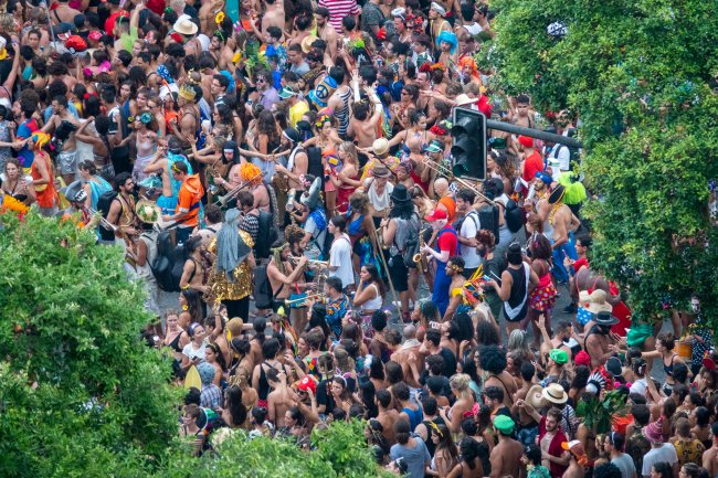 Não pode bloco, mas pode festa? Entenda como vai funcionar o Carnaval 2022 Bloco de rua no bairro do Flamengo, no Rio de Janeiro, em um mundo pré-pandêmico. A multidão está se divertindo.