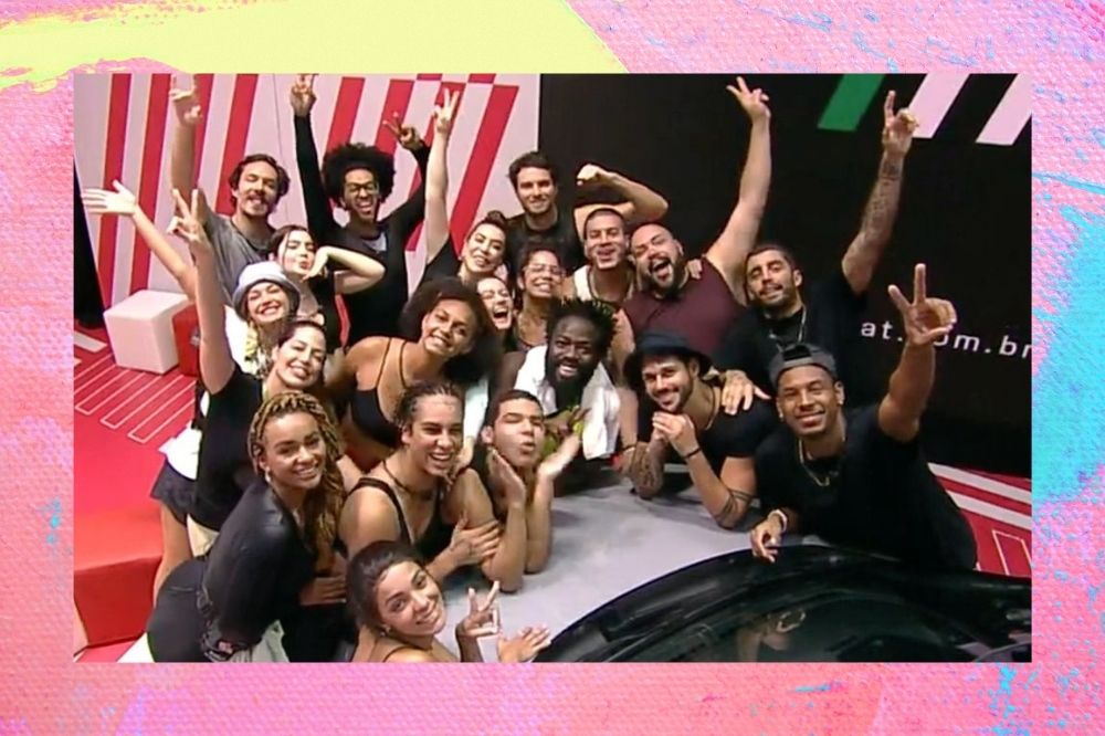 Foto do elenco reunido do BBB22 apoiado em um carro.