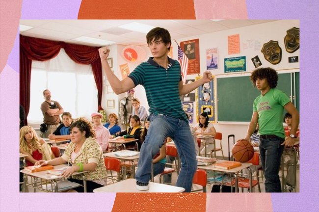 Os 7 sonhos mais comuns envolvendo escola e o que eles significam Zac Efron como Troy Bolton, de HSM, fazendo um sinal de forte com as mãos em cima de uma carteira na sala de aula