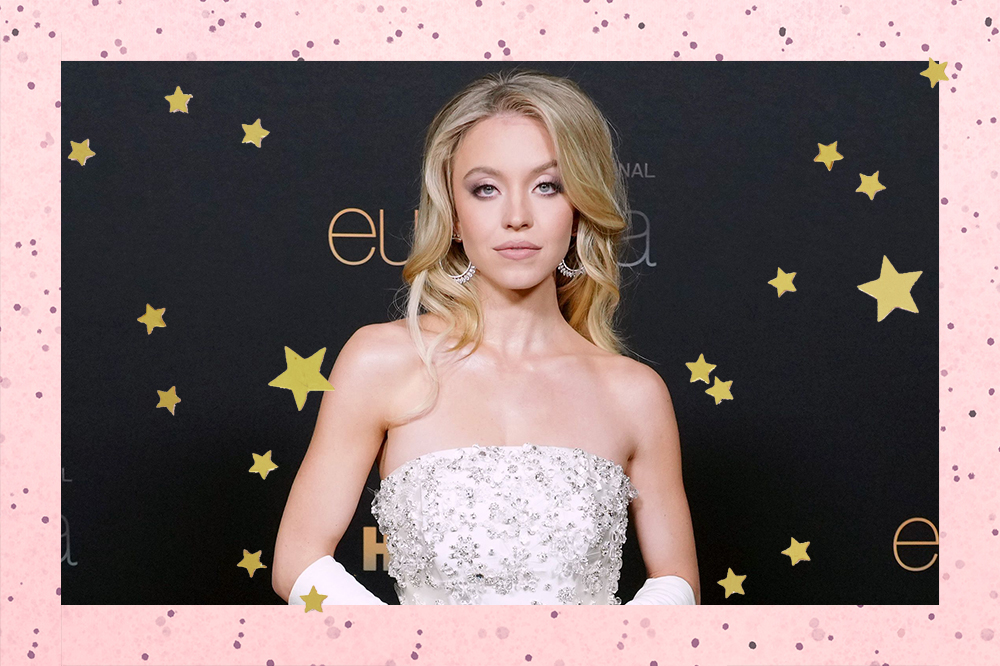 Montagem de foto da Sydney Sweeney na première da segunda temporada de Euphoria em fundo rosa com bolinhas e estrelas douradas