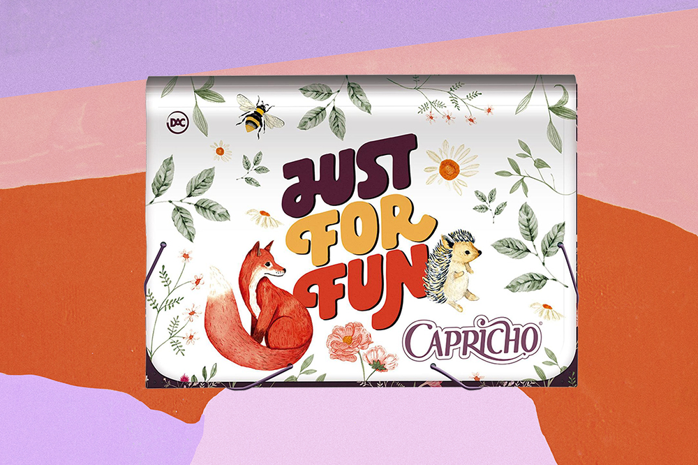 material-escolar-capricho-escorpiao Pasta sanfonada CAPRICHO para DAC em fundo lilás, rosa e laranja