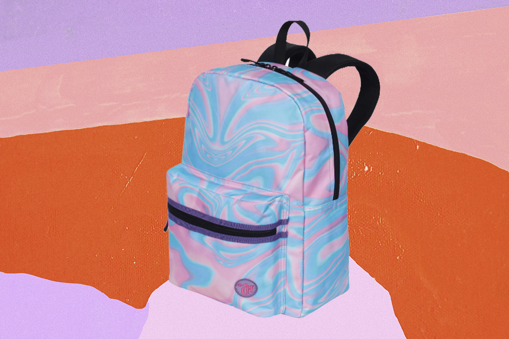 material-escolar-capricho-signo-aquario Mochila holograma CAPRICHO para Sestini em fundo lilás, rosa e laranja