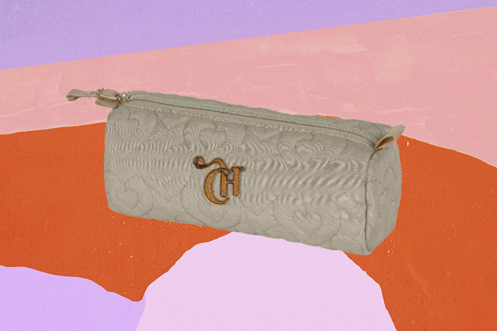 material-escolar-capricho-signo-libra Estojo Crush dourado CAPRICHO para Sestini em fundo lilás, rosa e laranja
