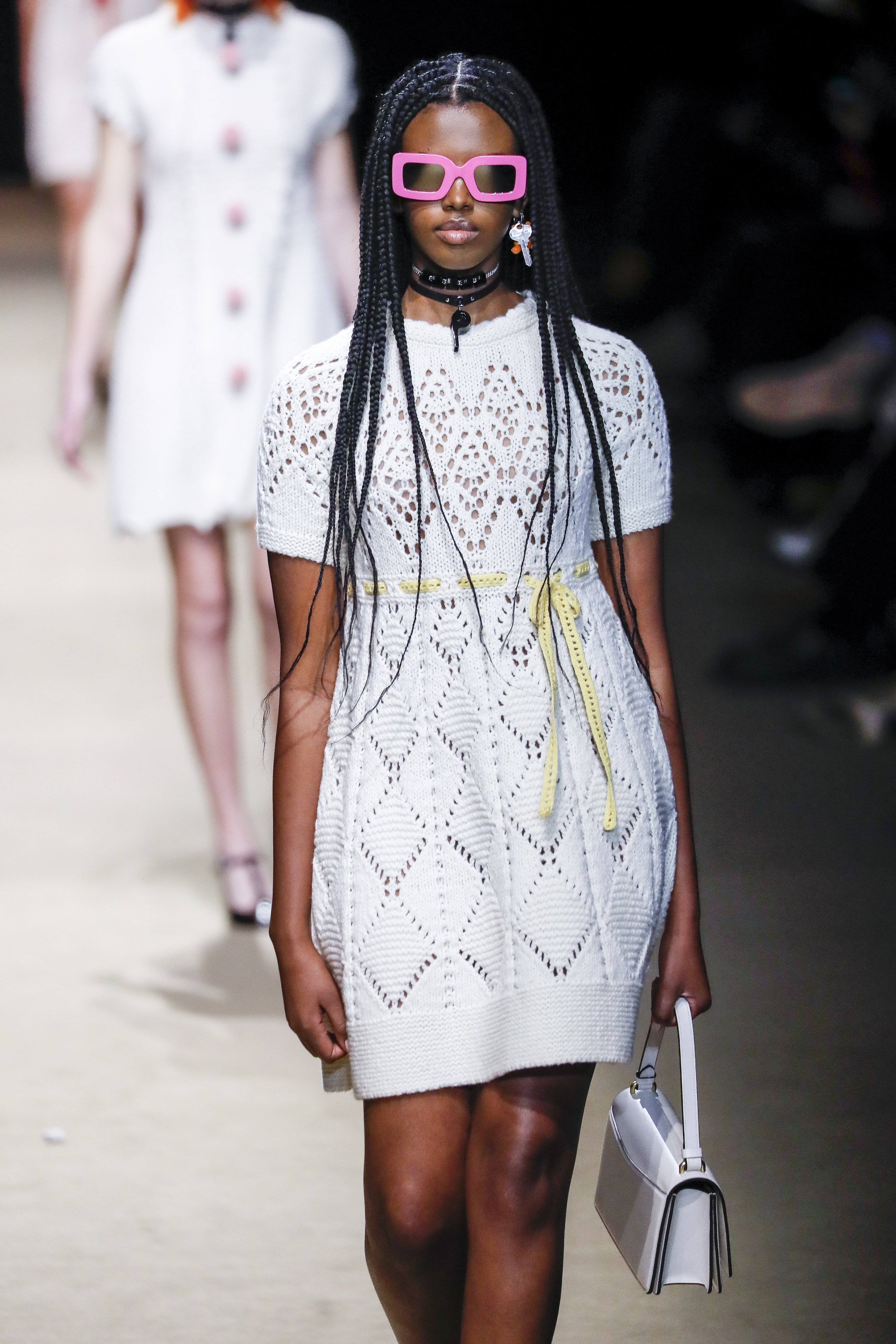 Modelo usando vestido branco de tricô em desfile da Coach na semana de Moda de Nova York