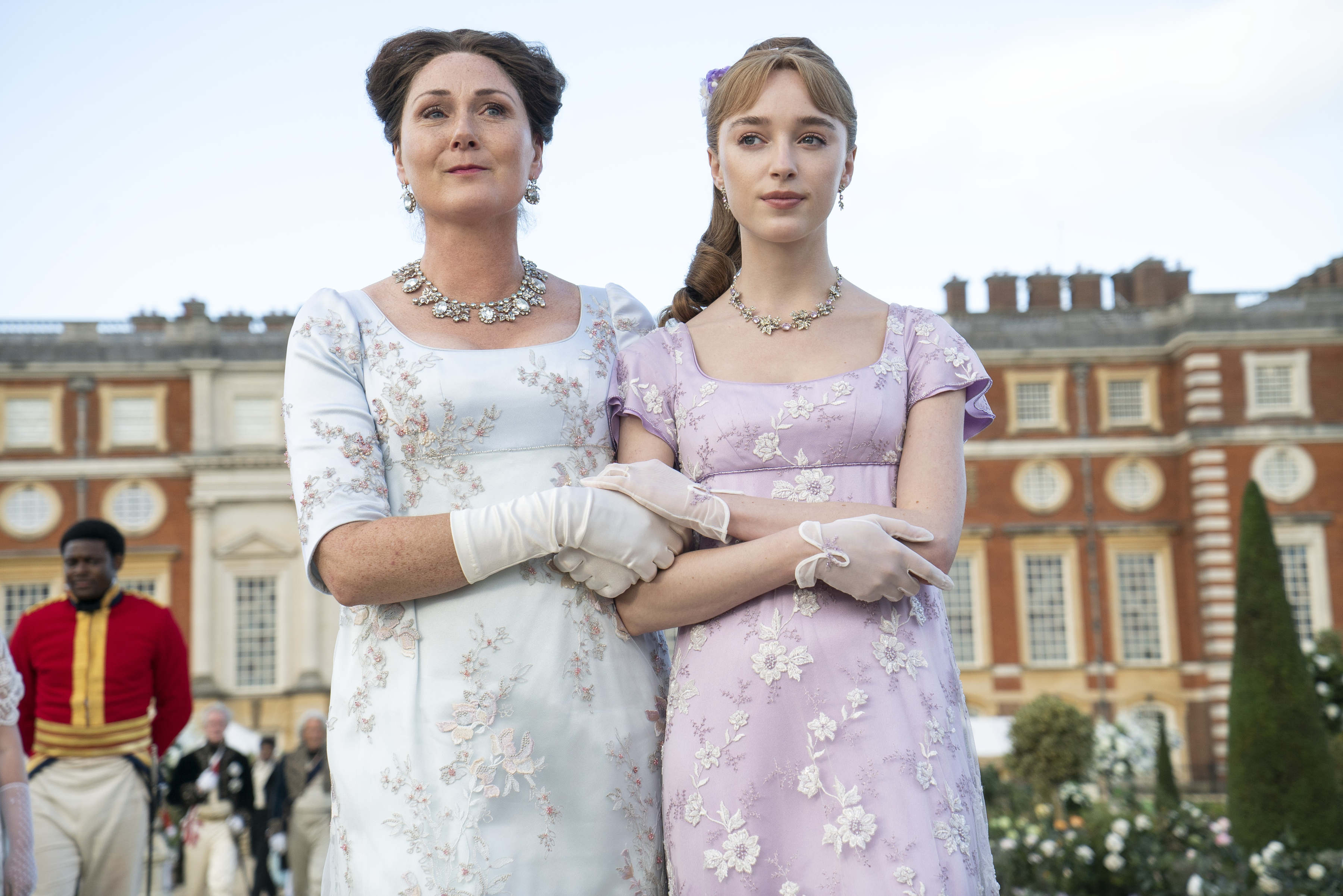 Imagem mostra da esquerda para a direita Ruth Gemmell como Lady Violet Bridgerton, Phoebe Dyvenor como Daphne Basset usando jóias prateadas em cena do 6º episódio da segunda temporada de Bridgerton.