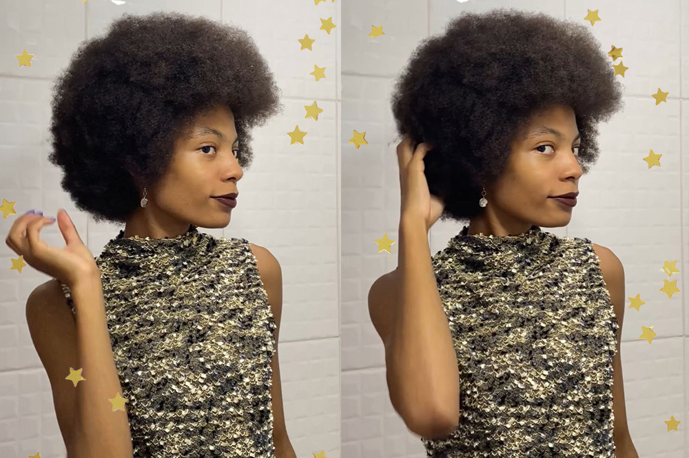 Tutorial-penteados- fáceis-e-incríveis-para-você-arrasar-no-Lollapalooza Montagem mostra, de uma lado, Taya Nicaccio usando blusa verde de gola alta com texturas em seda e olhando para o espelho e sorrindo levemente. No cabelo ela usa a sua finalização favorita, o black power. De outro, ela mexendo no cabelo. Olha em direção à câmera com expressão serena sorrindo levemente, com batom marrom nos lábios.