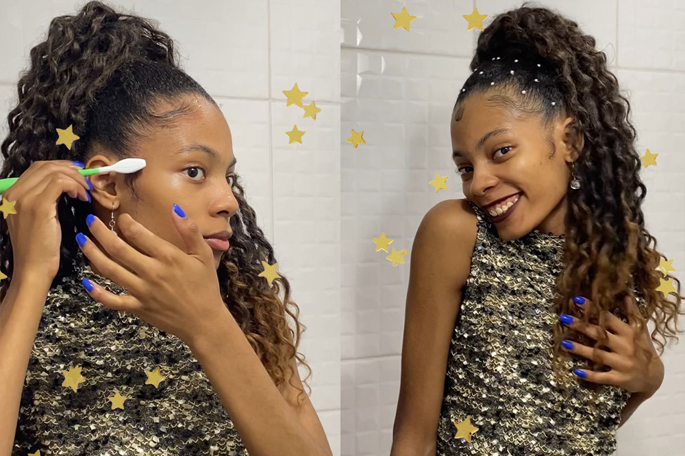 Tutorial-penteados- fáceis-e-incríveis-para-você-arrasar-no-Lollapaloozaa Montagem mostra, de um lado, Taya Nicaccio usando blusa verde de gola alta com texturas em seda e olhando para o espelho concentrada. No cabelo ela usa um rabo de cavalo cacheado, enquanto faz baby hair nos fios frontais. De outra, ela segue com o mesmo penteado e aplicações em pérolas, como um adicional na parte frontal. A imagem tem estrelinhas douradas por toda extensão.