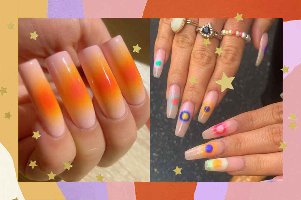 Montagem mostra, de um lado, unhas com formato quadrado esmaltadas em rosé com nail art de aura em nuances alaranjadas e amareladas. De outro, unhas esmaltadas com um rosinha claro e nail arts coloridas no centro de todos os dedos. A montagem segue acompanhada de uma borda colorida e estrelinhas douradas por toda a imagem.