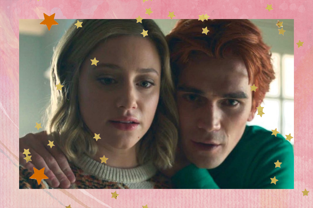 Betty Cooper e Archie Andrews, do seriado Riverdale, eles olham para algo que parece um teste de gravidez com uma expressão preocupada.