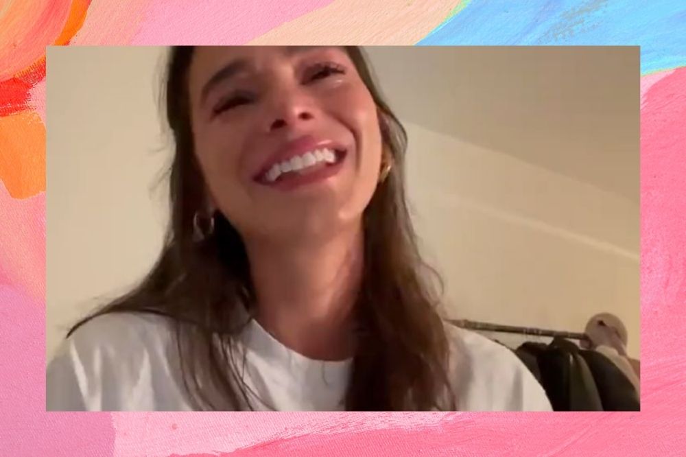 Bruna Marquezine com camiseta branca chorando.