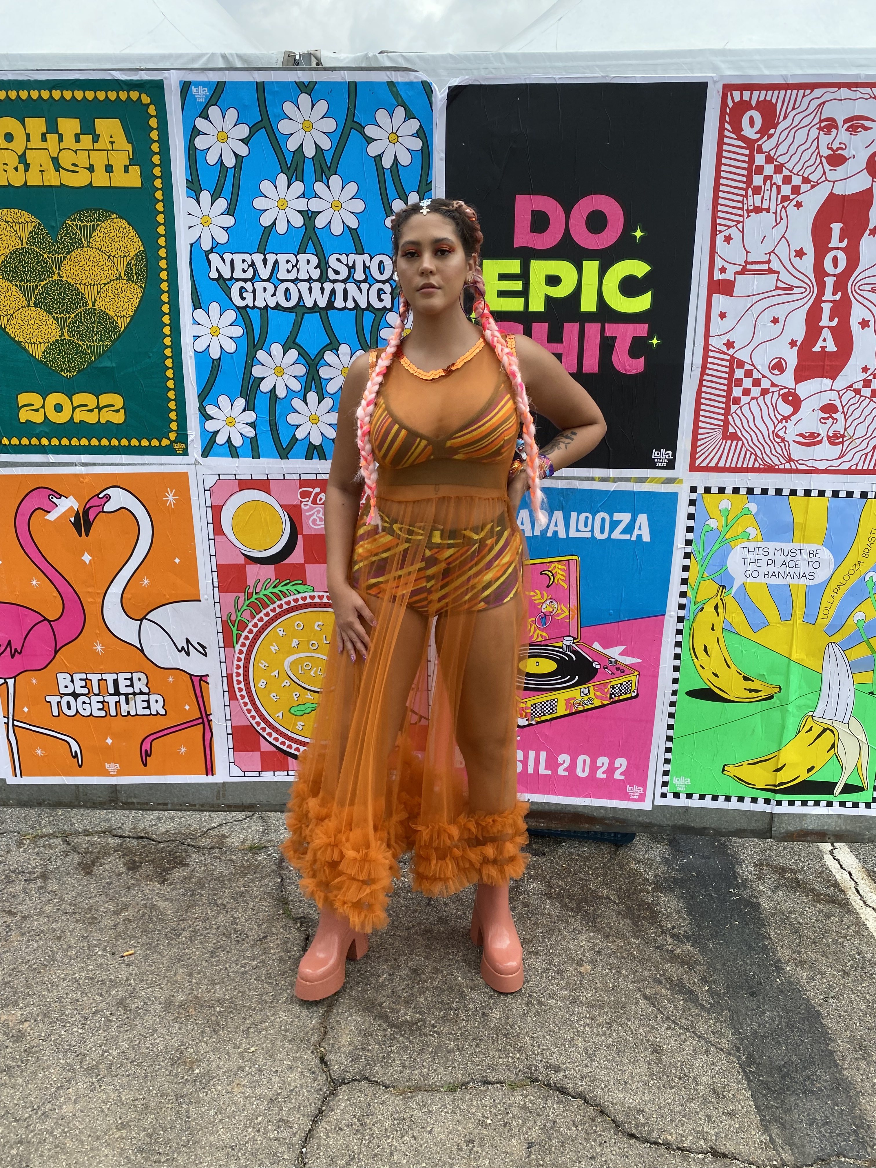 Dora Figueiredo usando look laranja transparente no Lollapalooza