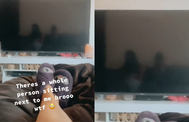 Print de um TikTok que mostra o reflexo na televisão de uma mulher e um espírito sentado ao seu lado