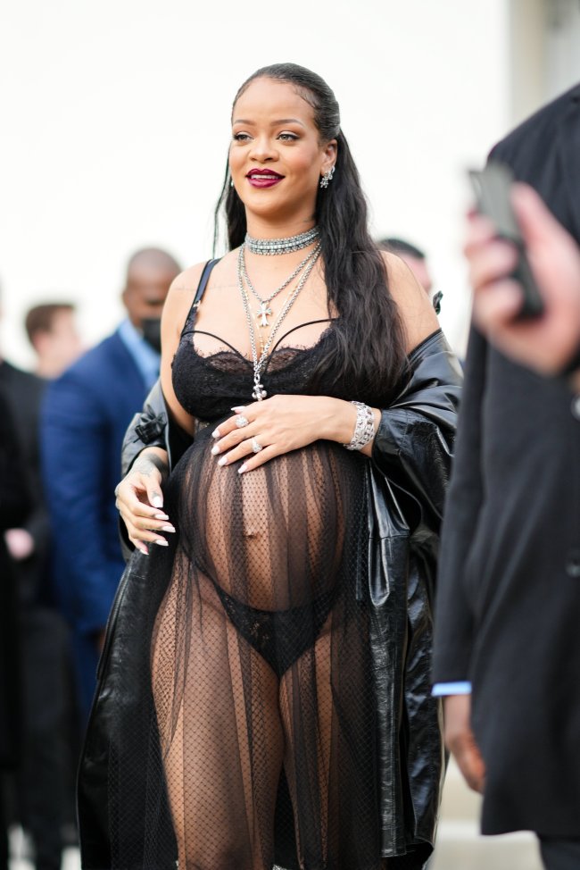 Rihanna usando vestido transparente com lingerie à mostra no desfile da Dior na semana de moda de Paris