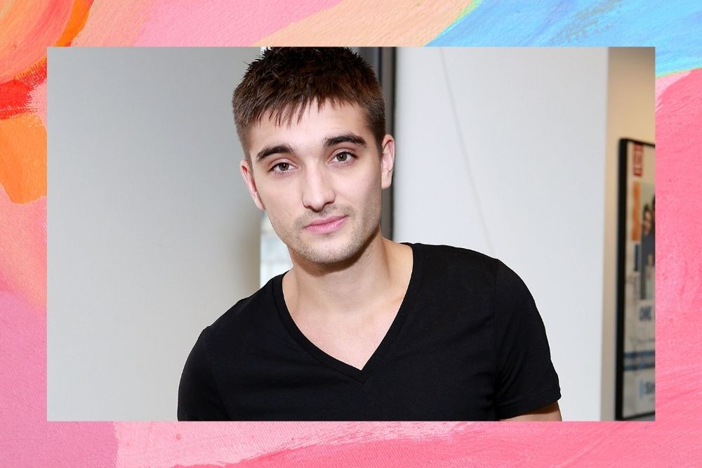 Tom Parker posando para foto.