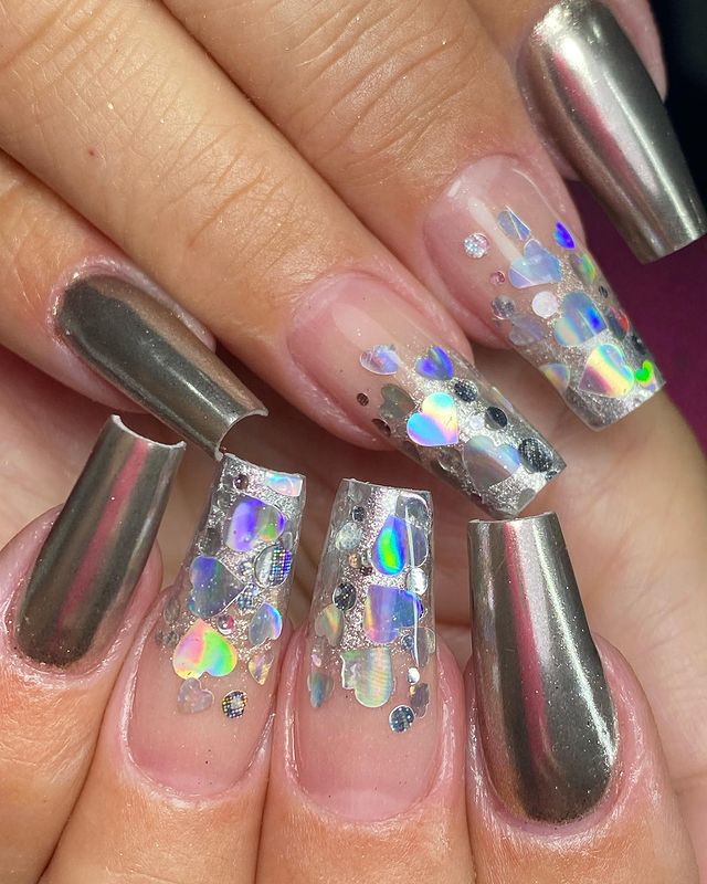 Foto de uma nail art em unhas longas com glitter e esmalte metalizado.