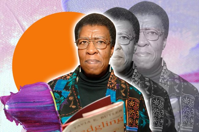 Foto de Octavia E. Butler lendo um livro. Ele é uma mulher negra, de cabelo curto e óculos