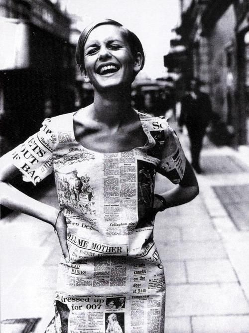 twiggy-vestido-com-estampa-de-jornal Foto da Twiggy com vestido estampa de jornal em 1967.