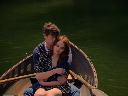 ainda-estou-aqui Um casal em um barco com remos.