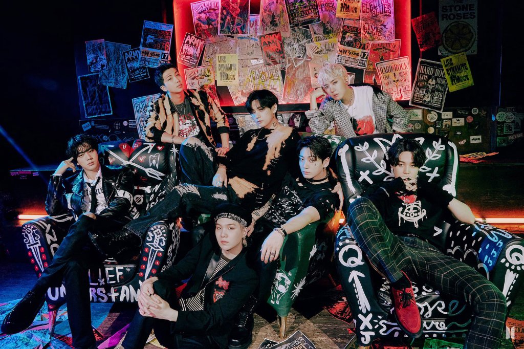 BTS posando para foto com fundo colorido