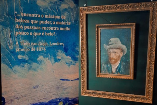 montagem de duas fotos da exposição de arte de vicent van gogh