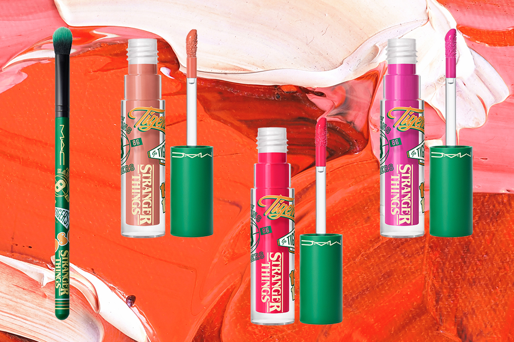 maquiagem-mac-stranger-things-03 Pincel para sombra 217SES e Lipglass nas cores Eerie El, Excellent Erica e Wild Wheeler da coleção da MAC x Stranger Things em fundo rosa e vermelho
