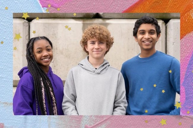 quem-do-trio-de-percy-jackson-seria-seu-melhor-amigo Montagem com o fundo colorido e detalhe de estrelas douradas nas bordas com a foto dos personagens de Percy Jackson da nova adaptação da Disney Plus.