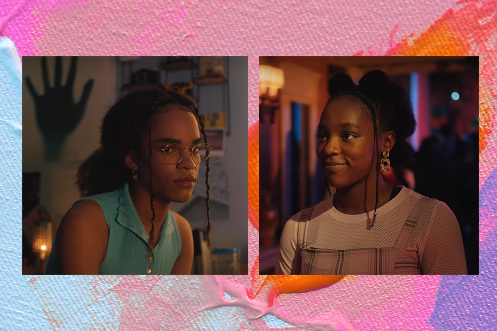 serie-heartstopper-penteados-01 Montagem de fotos de Elle Argent (Yasmin Finney) e Tara Jones (Corinna Brown) em Hearstopper em fundo rosa, laranja e azul