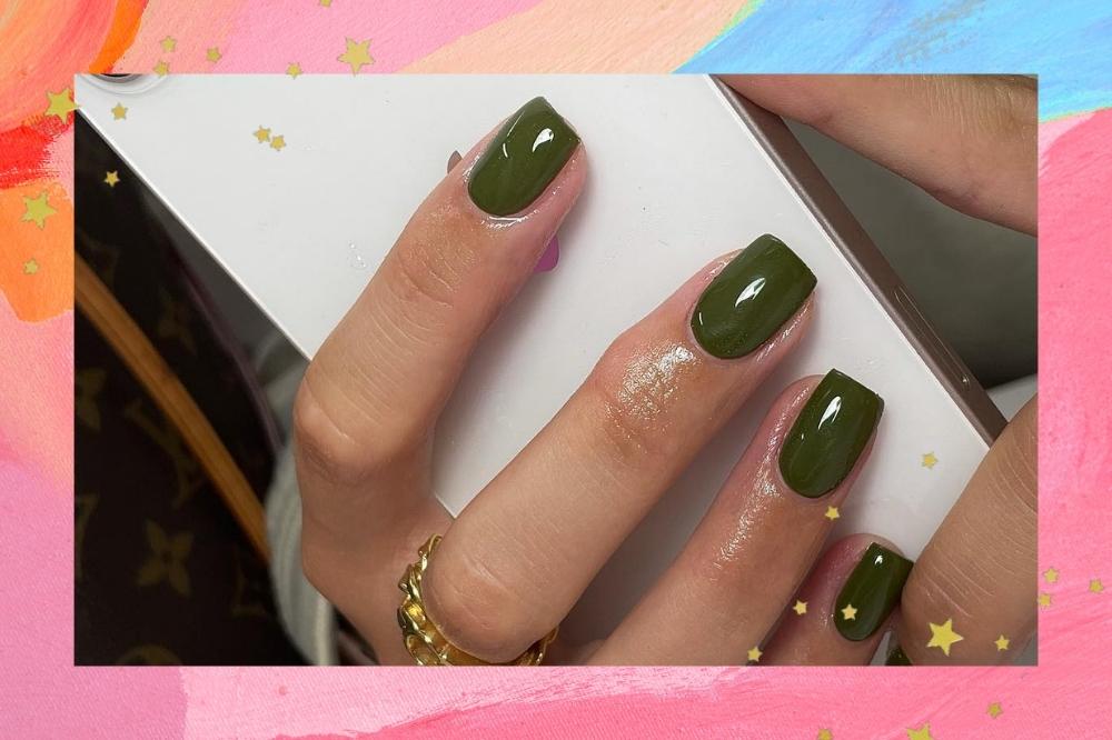 Montagem com o fundo colorido e detalhe de estrelas nas bordas com a foto de uma mão com as unhas pintadas de verdes no centro.