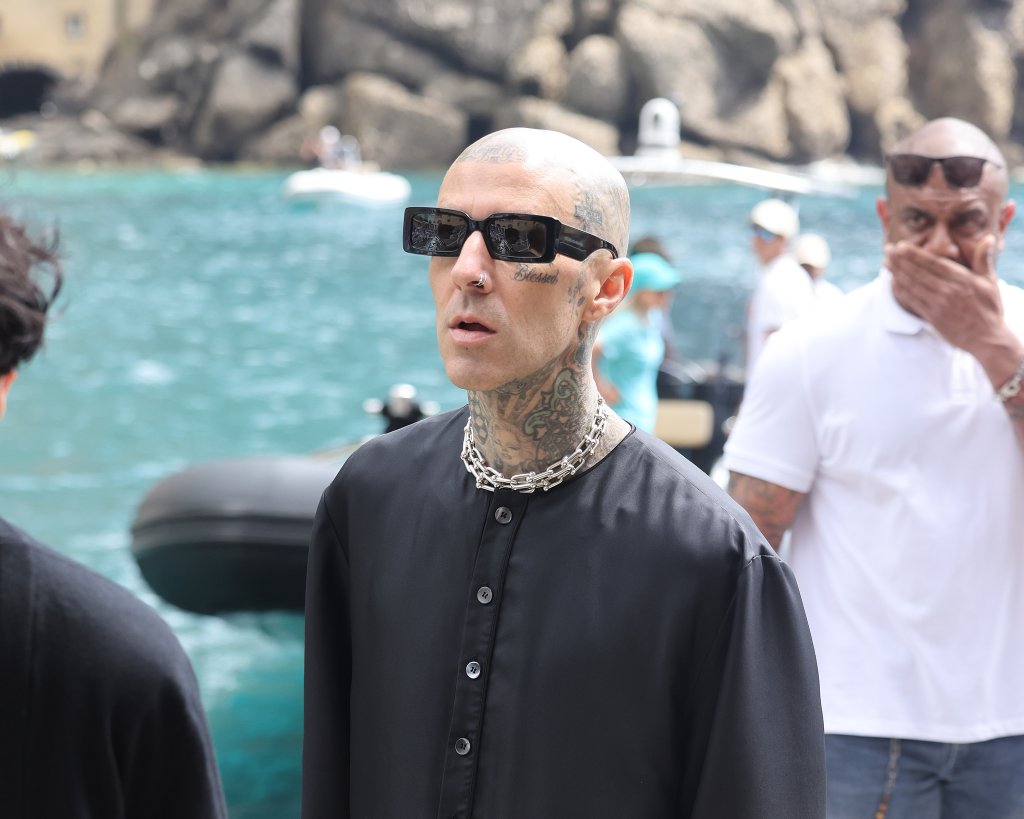 Travis Barker com roupa preta e óculos de sol