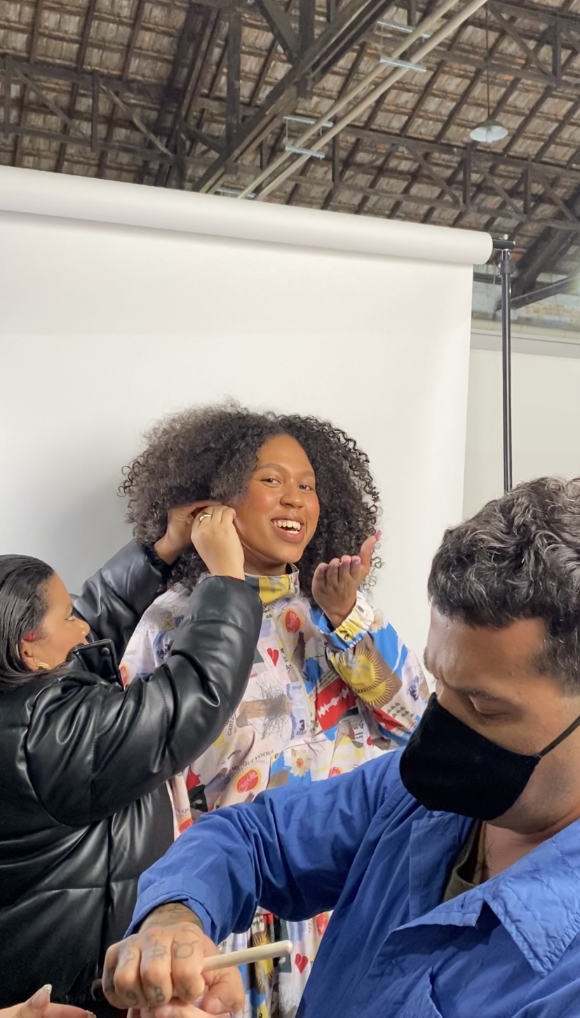 Giovanna Heliodoro fazendo fotos antes do desfile spfw Imagem mostra da esquerda para a direita Palloma Malheiros, Giovanna Heliodoro e Helder Rodrigues no backstage da SPFW N53