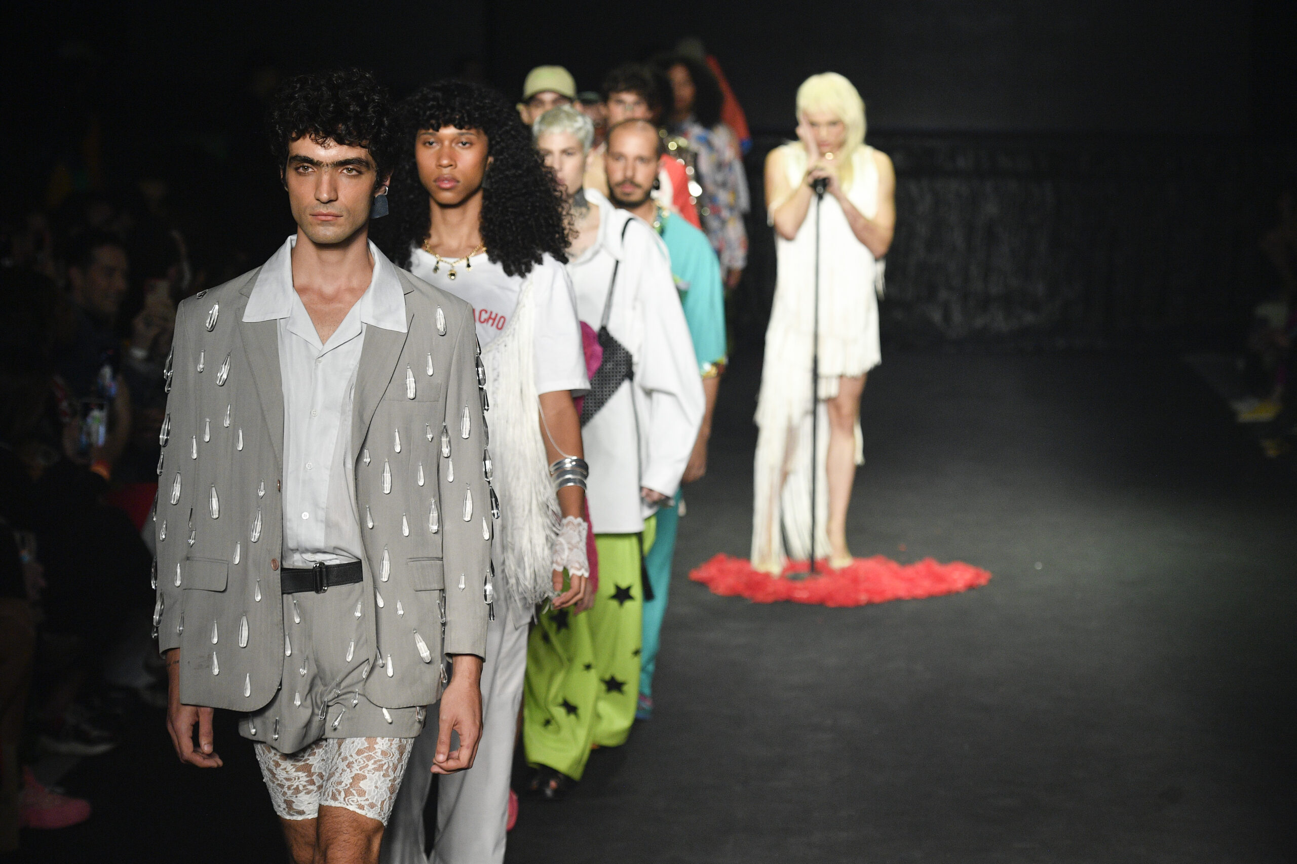 LED_ SPFW N53_ – Complex Tempo- 04/06/2022 Foto: Marcelo Soubhia/ @agfotosite Imagem mostra, fila final do desfile da LED na SPFW N53, dando destaque aos modelos do lado esquerdo e Bruno Lá Femme, do lado direito.