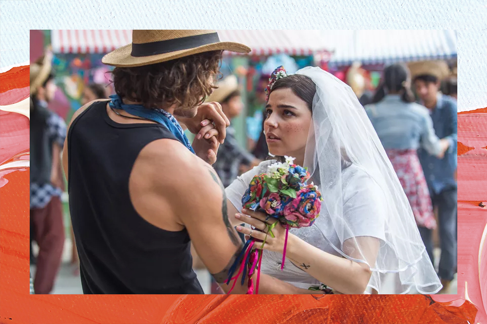 Casal dançando na quadrilha da Festa Junina. Ela de noivinha, ele de chapeu