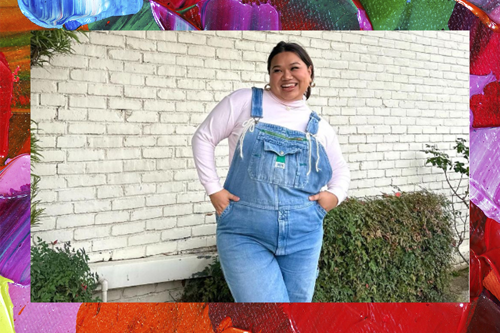 Montagem em fundo azul, roxo, vermelho e verde com foto de garota sorrindo e usando macacão jeans com blusa de manga longa branca por baixo