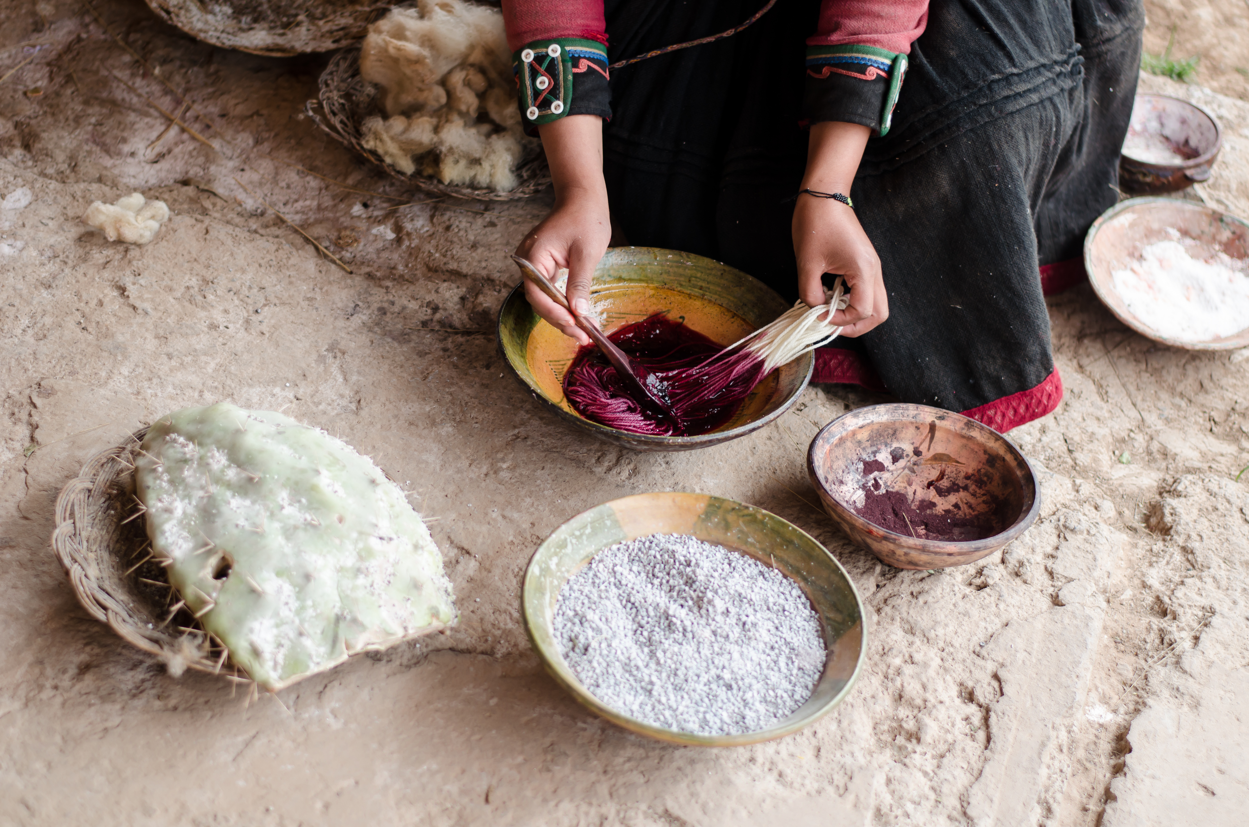 Natural dyeing process in Peru Processo de tingimento natural em um centro têxtil em Chinchero, Cusco, no Peru