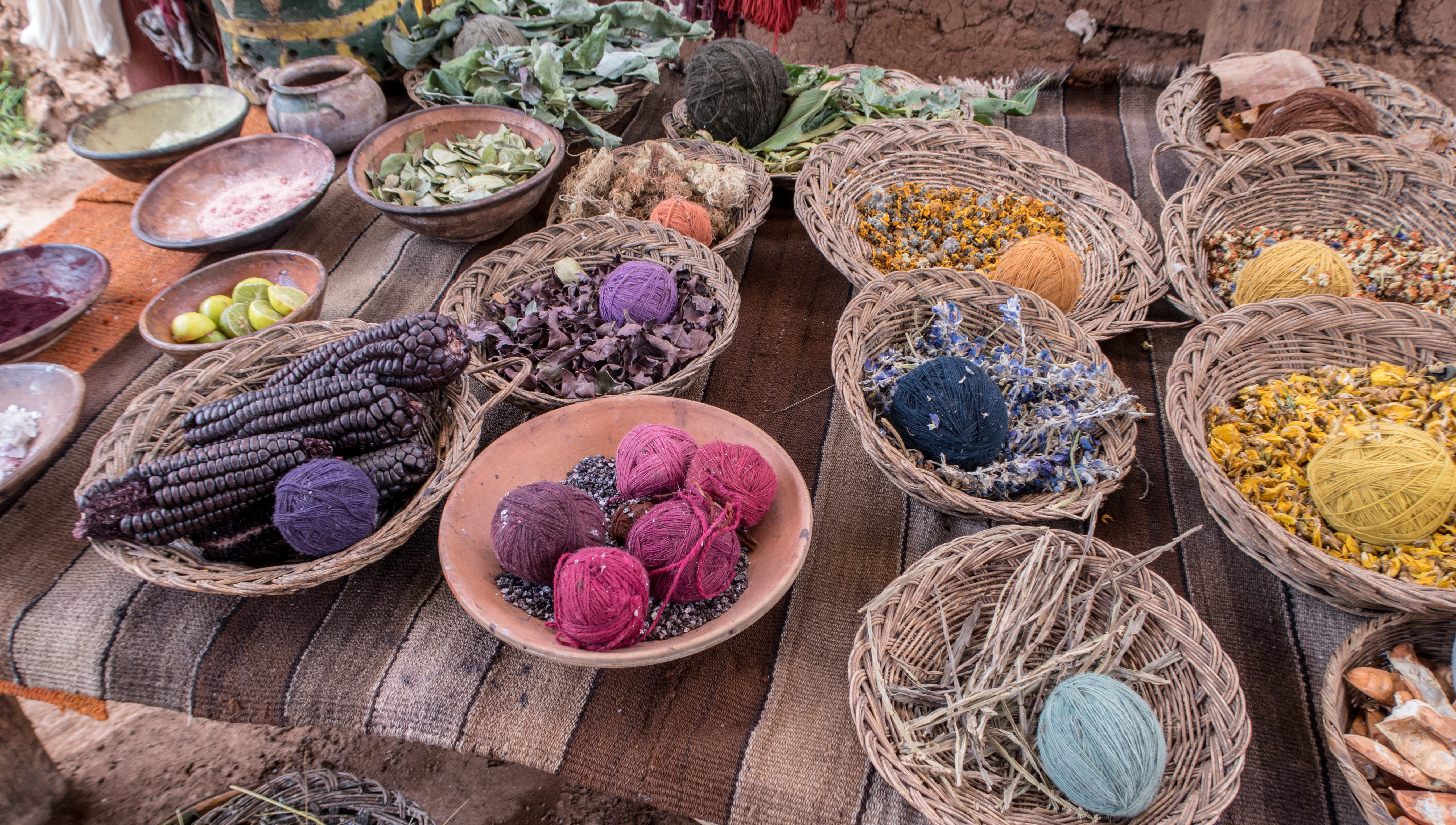 ingredients for dyeing wools Ingredientes para a técnica de tingimento natural de lãs feita em Cusco, no Peru