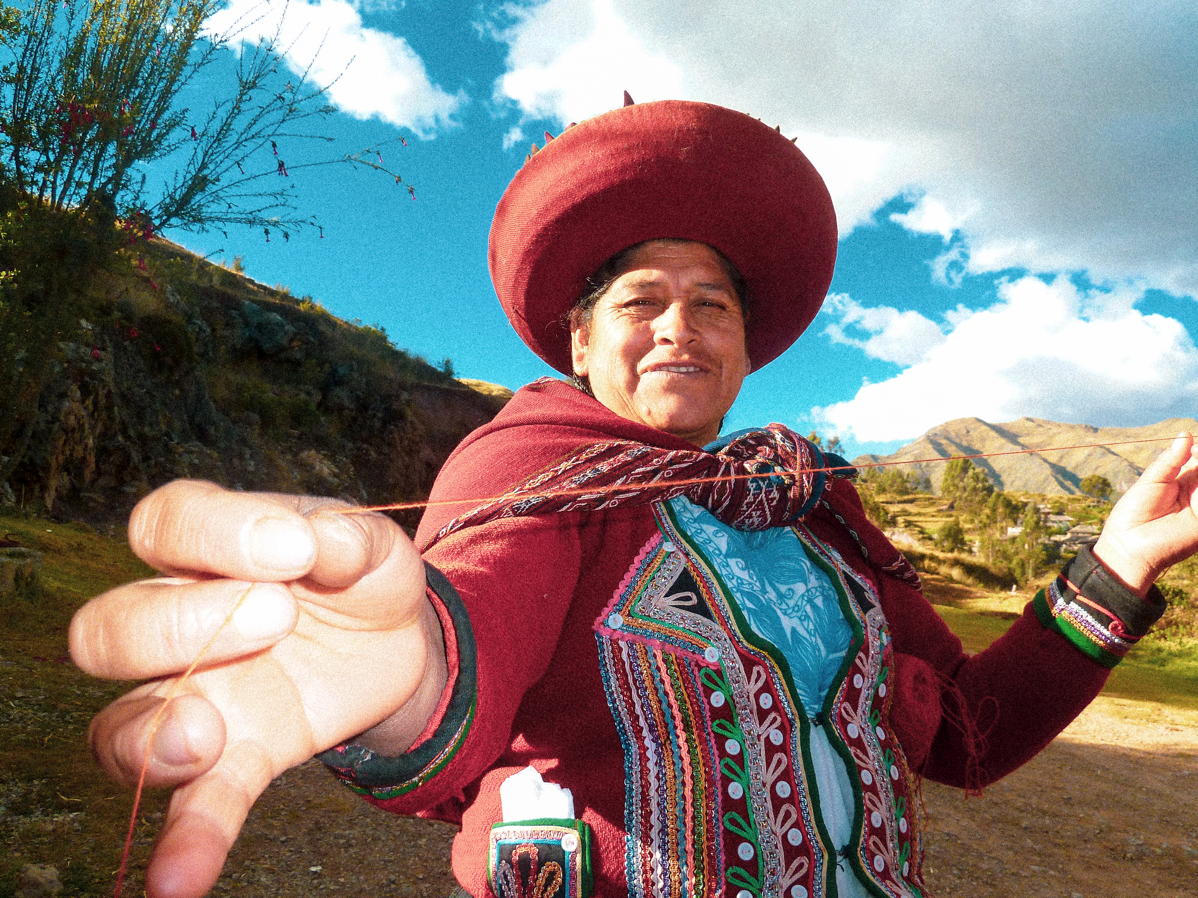 peru-tecnica-tingimento-natural-04 Artesã de centro têxtil de Chinchero, em Cusco, no Peru