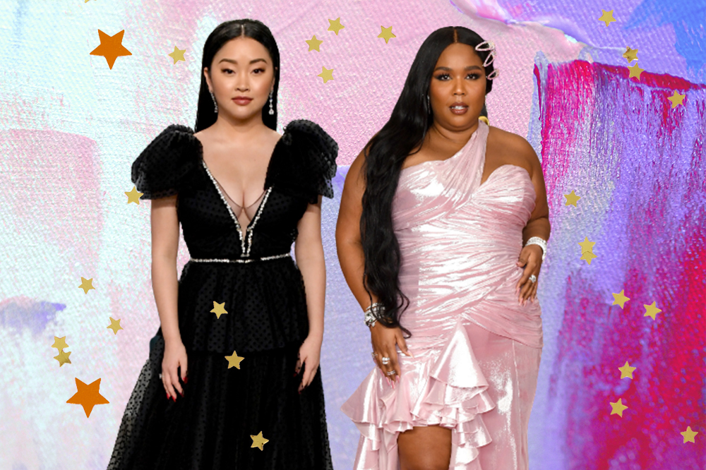 Montagem em fundo lilás, rosa e roxo com estrelinhas douradas e foto de Lana Condor usando vestido preto à esquerda e Lizzo à direita usando vestido rosa cintilante