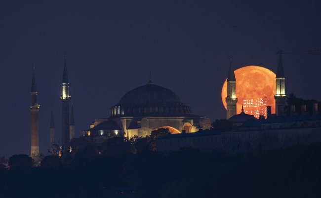 8 fotos impressionantes da maior Superlua de 2022, que rolou nesta quarta (13) Superlua em Istambul, na Turquia
