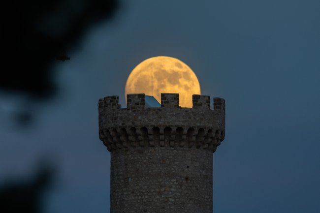 Fotos impressionantes da maior Superlua de 2022, que rolou nesta quarta (13) Superlua na couna de Santo Stefano di Sessanio, na Itália